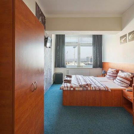 Cerny Andel Hotel Most Bagian luar foto