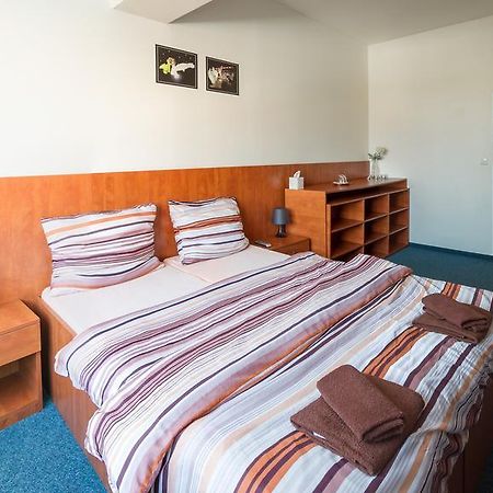 Cerny Andel Hotel Most Bagian luar foto