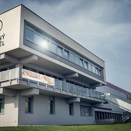 Cerny Andel Hotel Most Bagian luar foto
